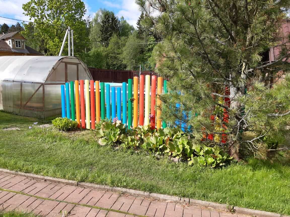 забор из разноцветного штакетника односторонний фото1 в Кременкуле
