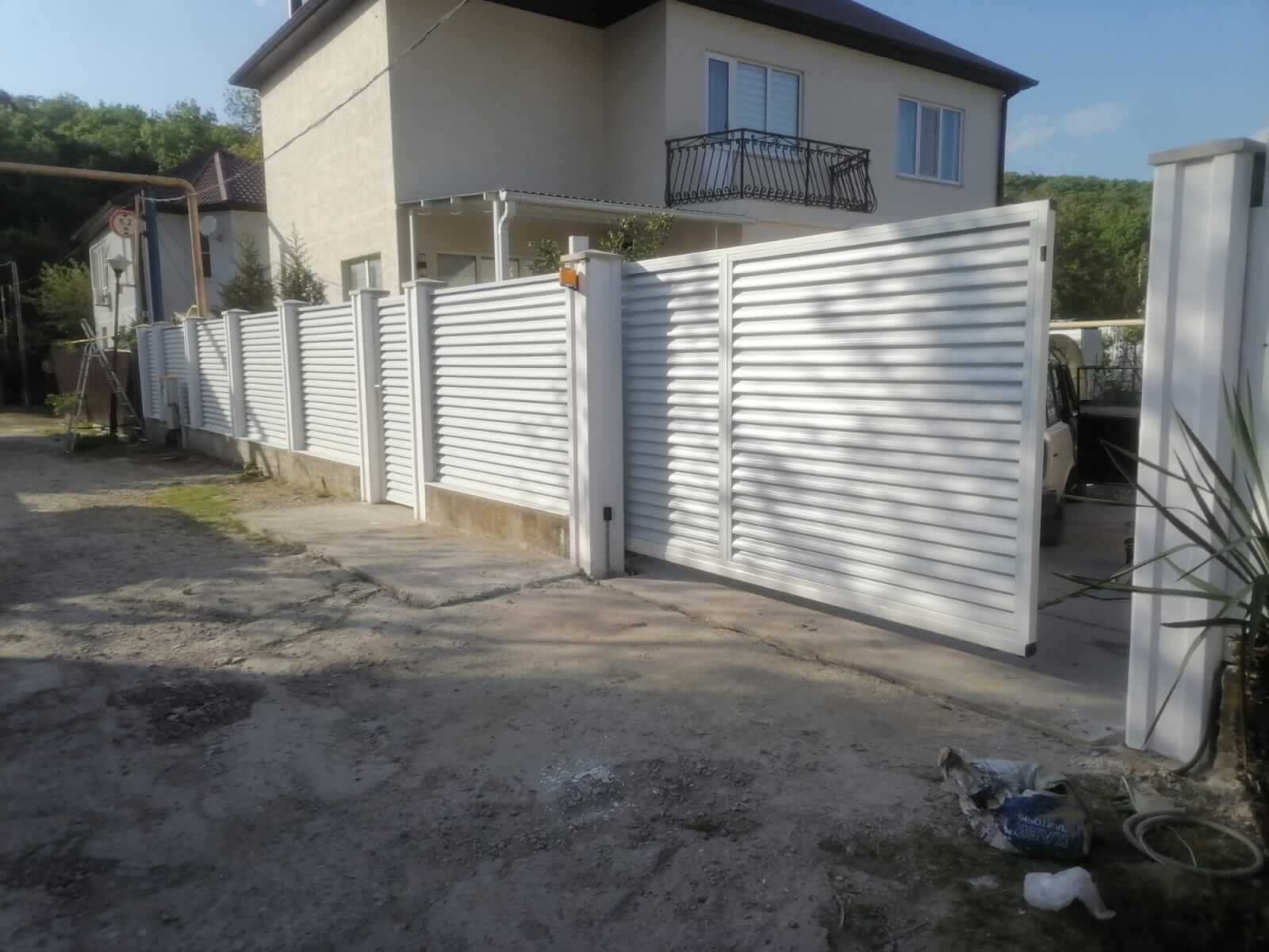 Забор с ламелями еврожалюзи ral9003/9003 Белый 2-х сторонний фото5 в Кременкуле