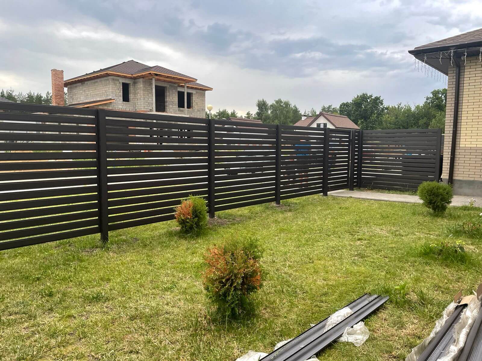 Забор из металлического планкена RAL8019 МАТТЕ фото2 в Кременкуле