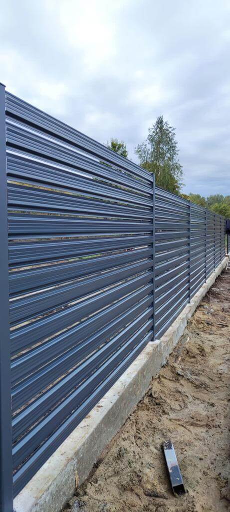 забор из штакетника ral7024/7024 серый графит двусторонний фото10 в Кременкуле