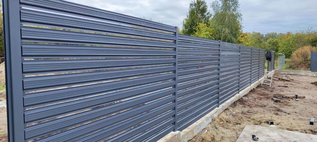 забор из штакетника ral7024/7024 серый графит двусторонний фото8 в Кременкуле