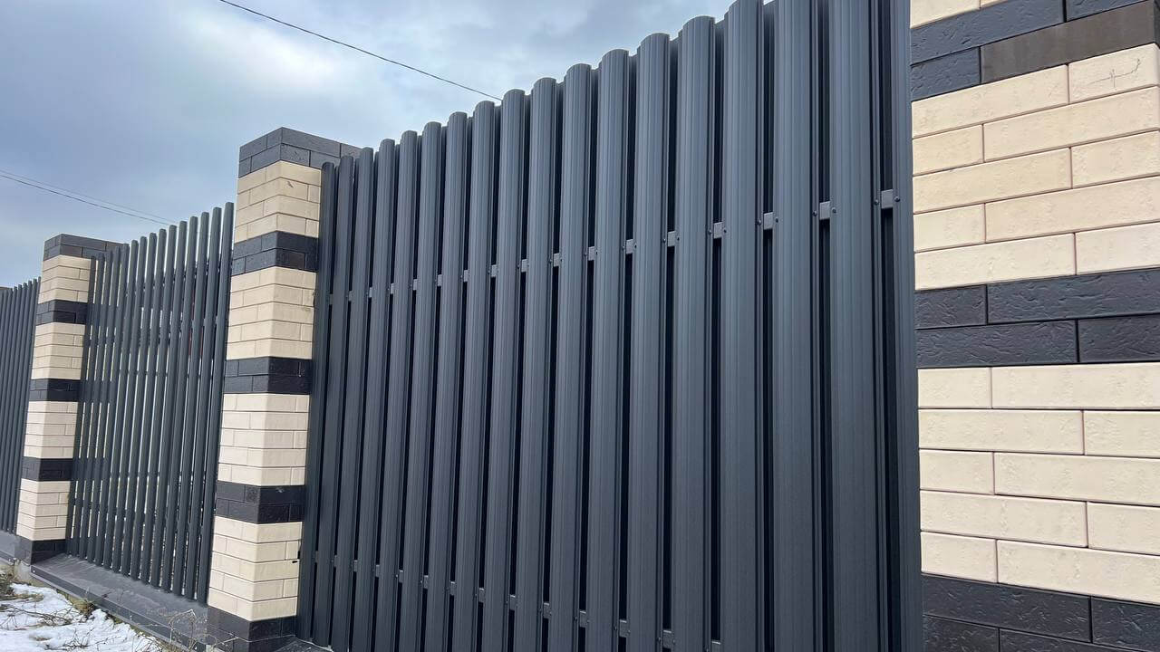 Забор из металлического штакетника RAL9005 Черный МАТТЕ фото 4 в Кременкуле
