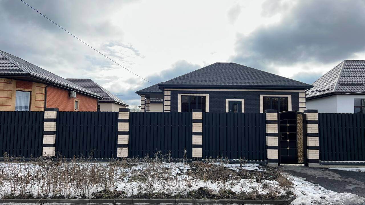 Забор из металлического штакетника RAL9005 Черный МАТТЕ фото 3 в Кременкуле