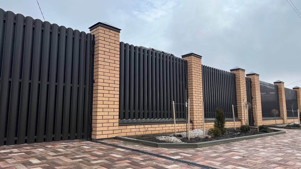 Забор из штакетника RAL8019 Темный Шоколад в Кременкуле