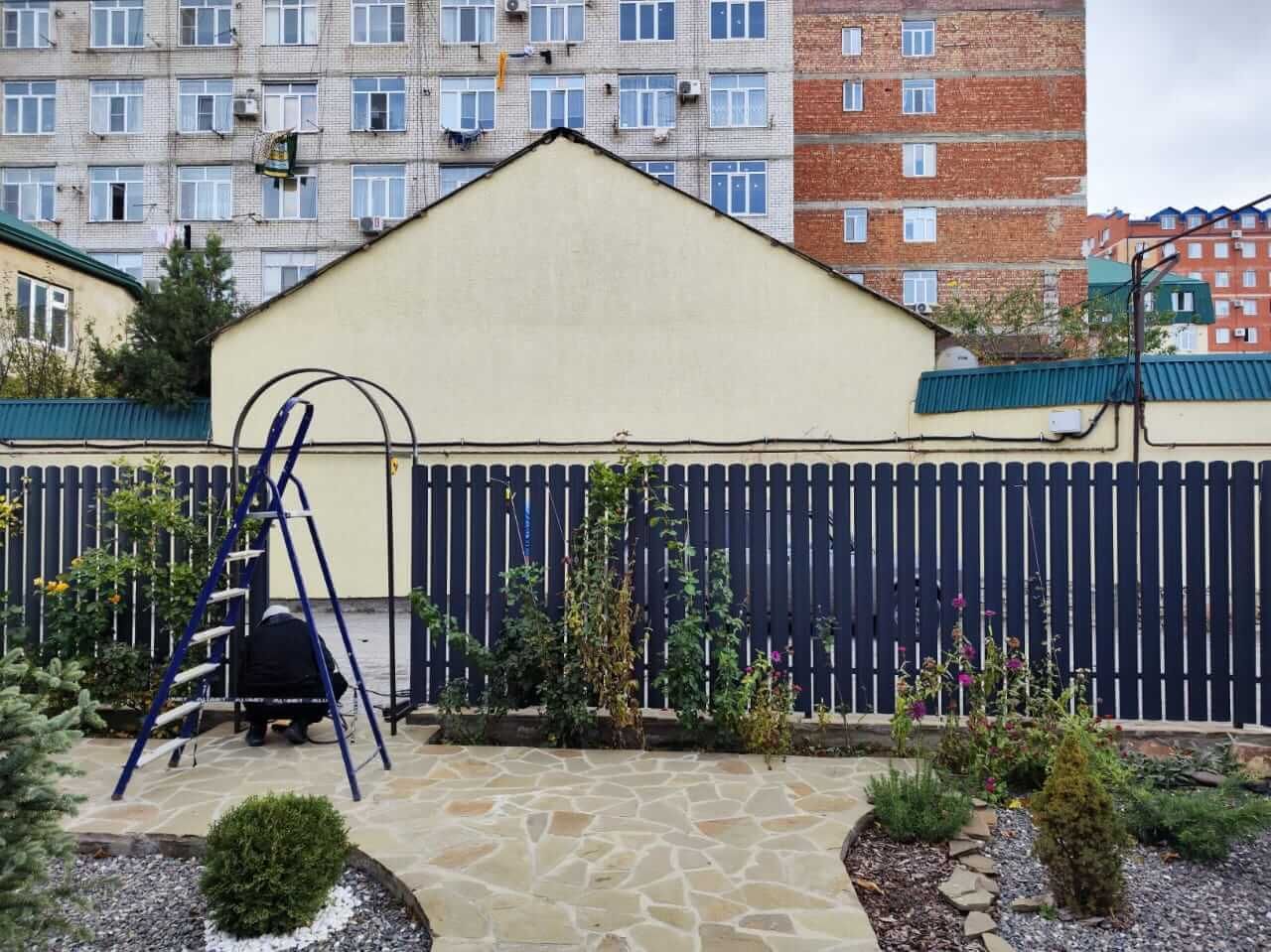 Забор из металлоштакетника RAL7024/7024 Серый Графит двусторонний матовый фото 4 в Кременкуле