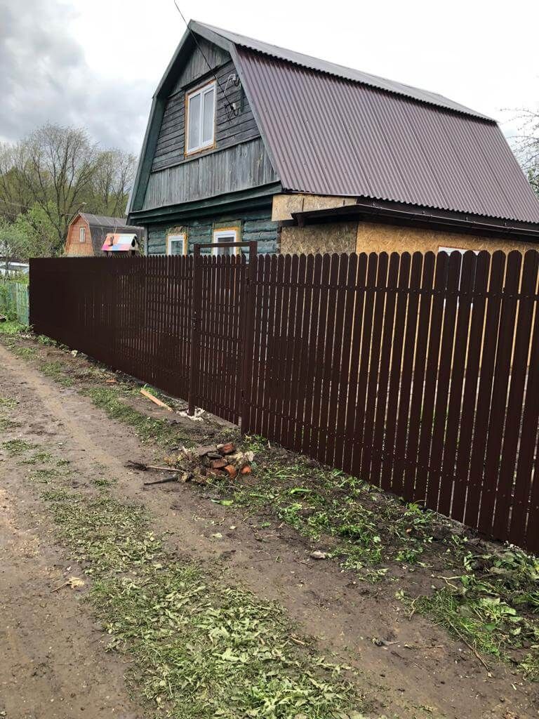 Забор из штакетника ЭКО-М 22м RAL8017/8017 Шоколад двусторонний фото 1 в Кременкуле