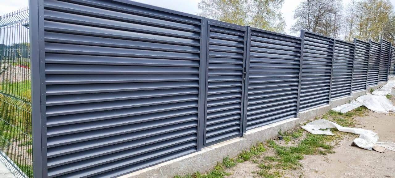 Забор-жалюзи из ламелей ЭКО-Z 24м RAL7024 Серый Графит фото 2 в Кременкуле