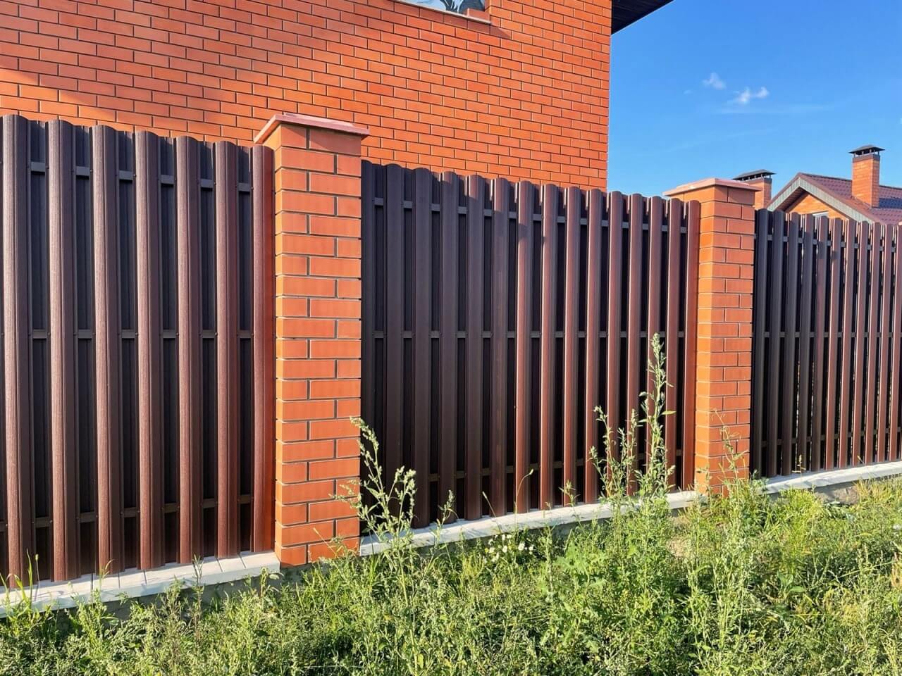 Забор из фигурного штакетника 23м RAL8017/8017 Шоколад двусторонний фото 3 в Кременкуле