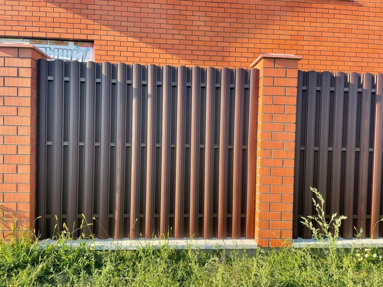 Забор из фигурного штакетника 23м RAL8017/8017 Шоколад двусторонний фото 1 в Кременкуле