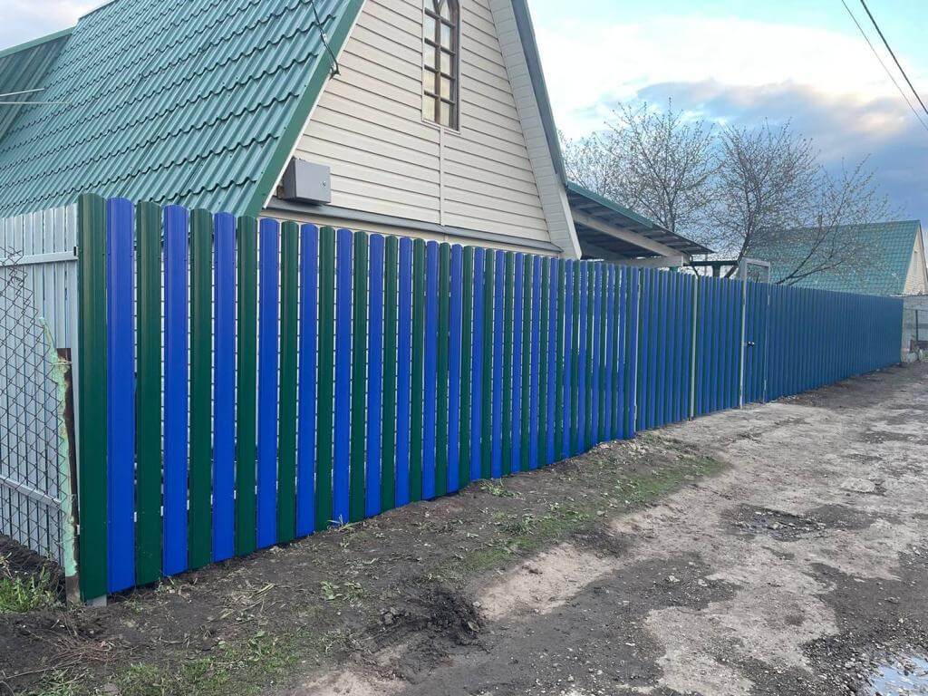 Забор из штакетника двух цветов 16м RAL6005 Зеленый Мох + RAL5002 Синий Ультрамарин фото 2 в Кременкуле