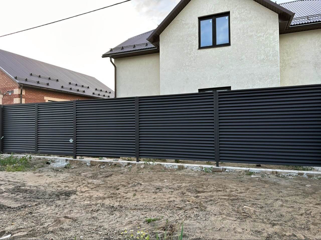 Забор с ламелями еврожалюзи 18м RAL8019/8019 Темный Шоколад МАТТЕ двусторонний фото 1 в Кременкуле