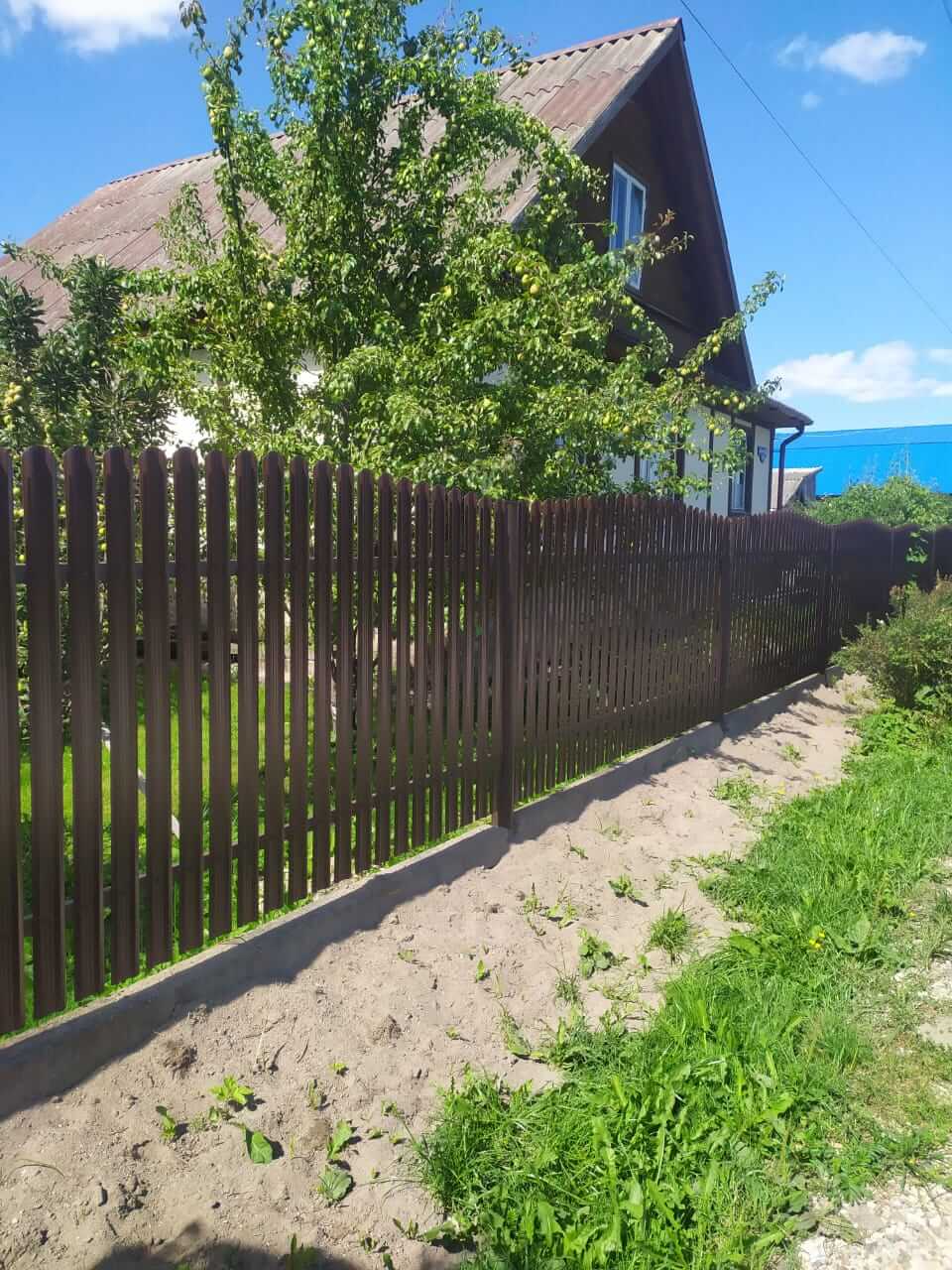 Забор из штакетника ЭКО-М 16м RAL8017 полиэфирная эмаль фото 2 в Кременкуле