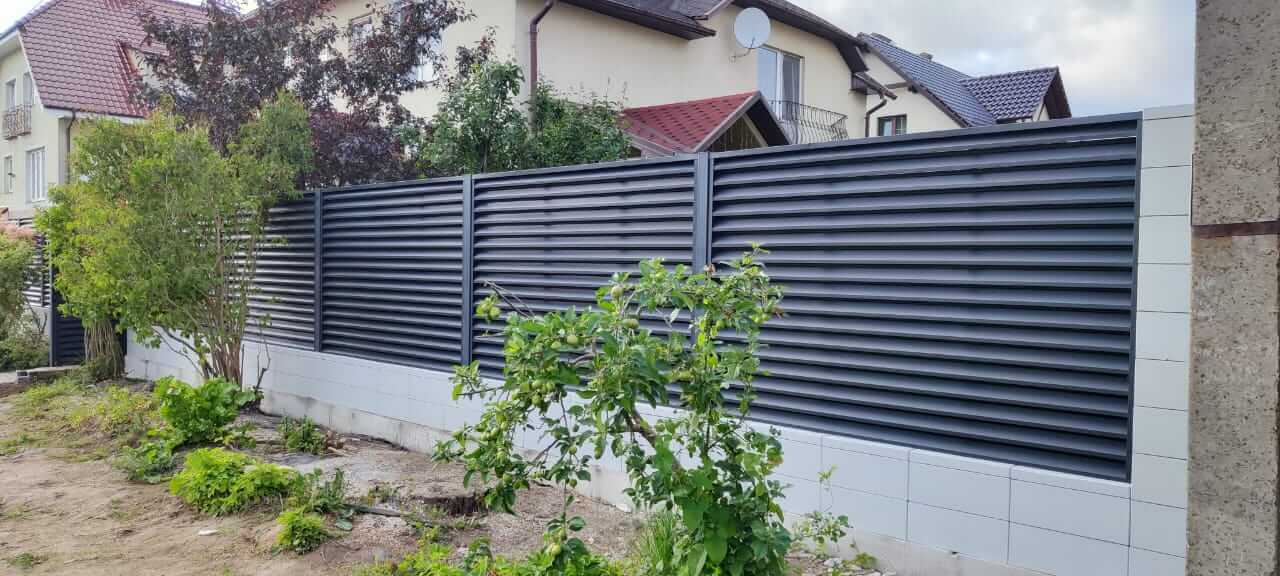 Забор-жалюзи из ламелей ЭКО-Z 17м RAL7024 Серый Графит фото 6 в Кременкуле