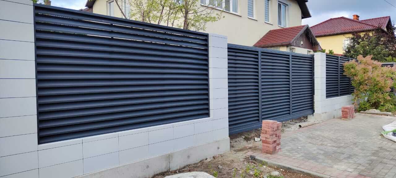 Забор-жалюзи из ламелей ЭКО-Z 17м RAL7024 Серый Графит фото 2 в Кременкуле