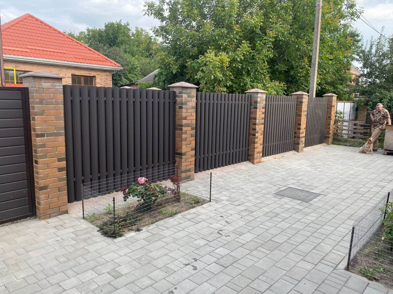 Забор из штакетника полукруглого 22м RAL8019 Темный Шоколад МАТТЕ фото 3 в Кременкуле