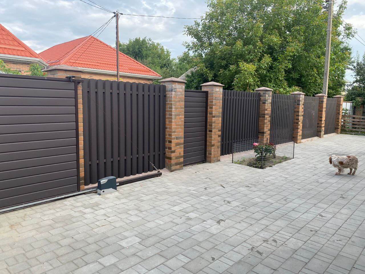 Забор из штакетника полукруглого 22м RAL8019 Темный Шоколад МАТТЕ фото 2 в Кременкуле