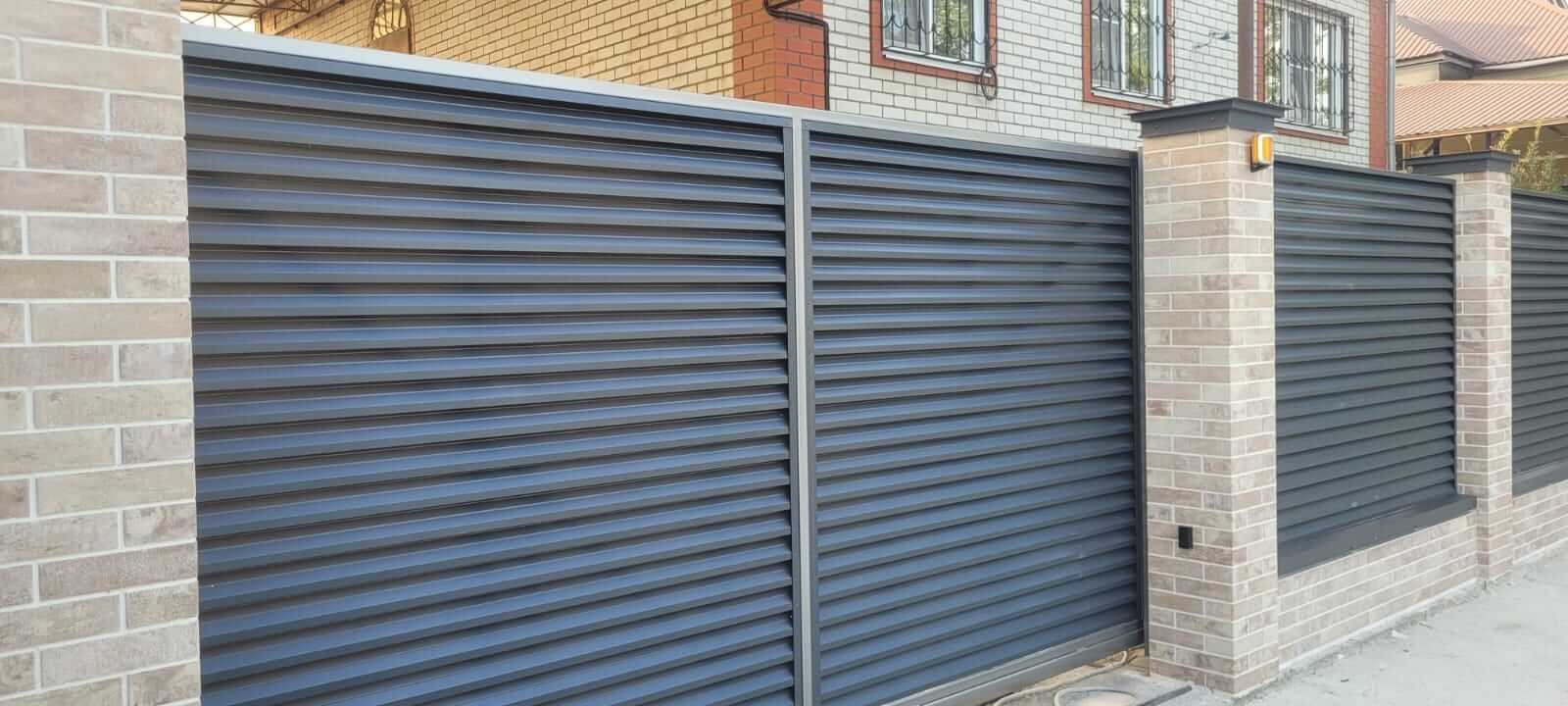 Забор-жалюзи с ламелями ЭКО-Z US усиленные 20м RAL7024/7024 Серый Графит двусторонний МАТТЕ фото 9 в Кременкуле