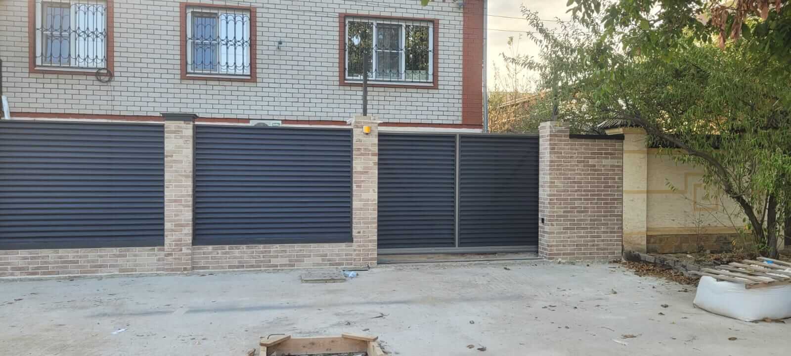 Забор-жалюзи с ламелями ЭКО-Z US усиленные 20м RAL7024/7024 Серый Графит двусторонний МАТТЕ фото 2 в Кременкуле