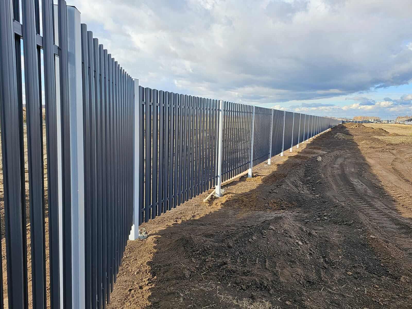 Забор из евроштакетника 234м RAL7024/7024 Серый Графит двусторонний фото 4 в Кременкуле