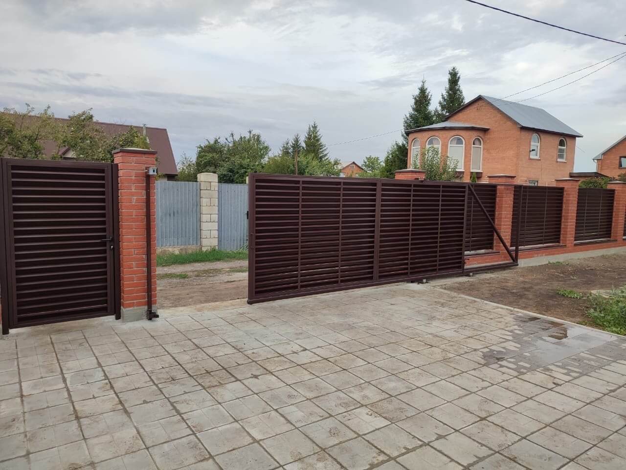 Забор из ламелей Еврожалюзи 28м RAL8017/8017 Шоколад двусторонний фото 1 в Кременкуле