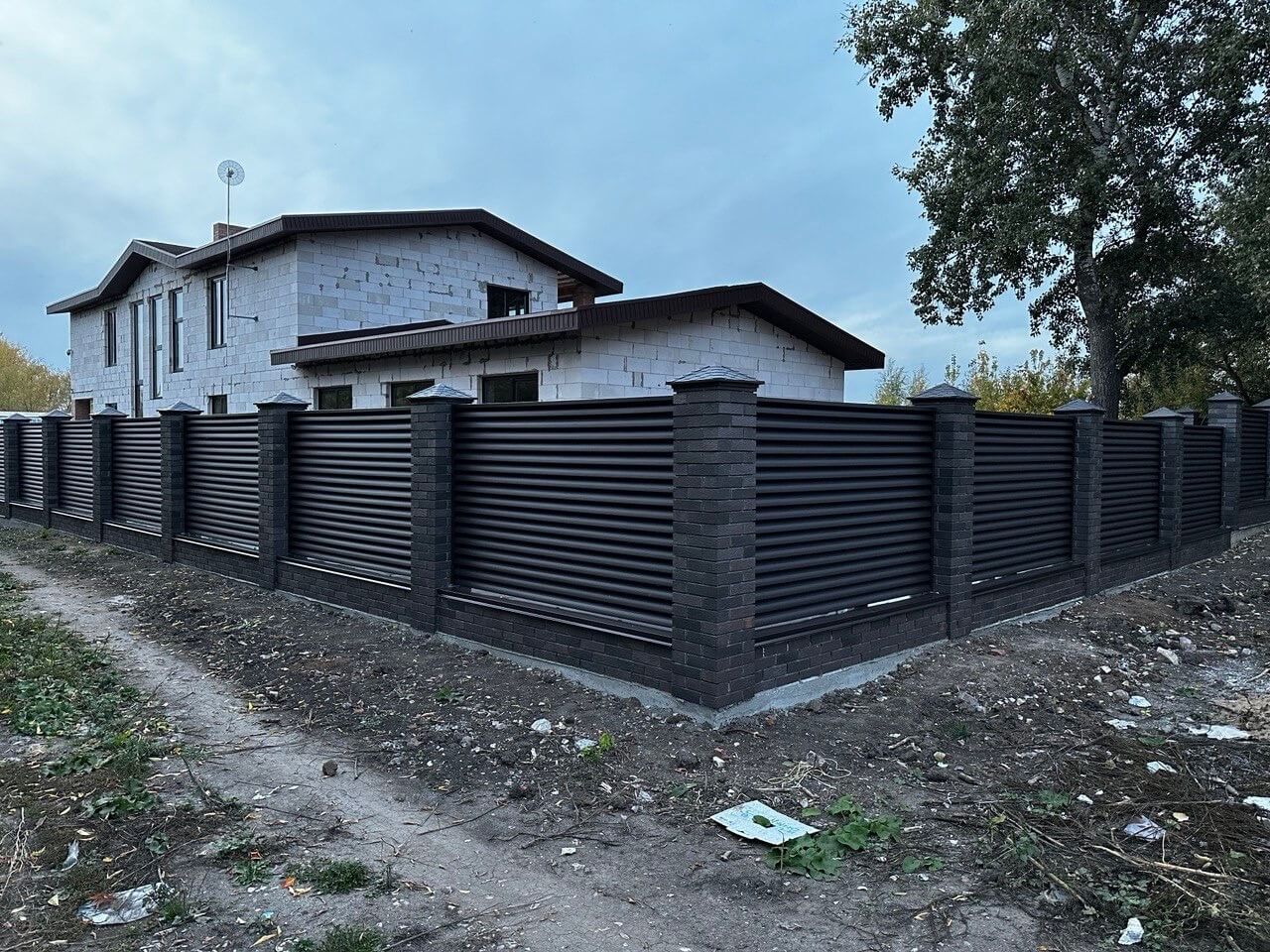 Забор из ламелей Еврожалюзи 38м RAL8019/8019 Темный Шоколад двусторонний MATTE фото 2 в Кременкуле