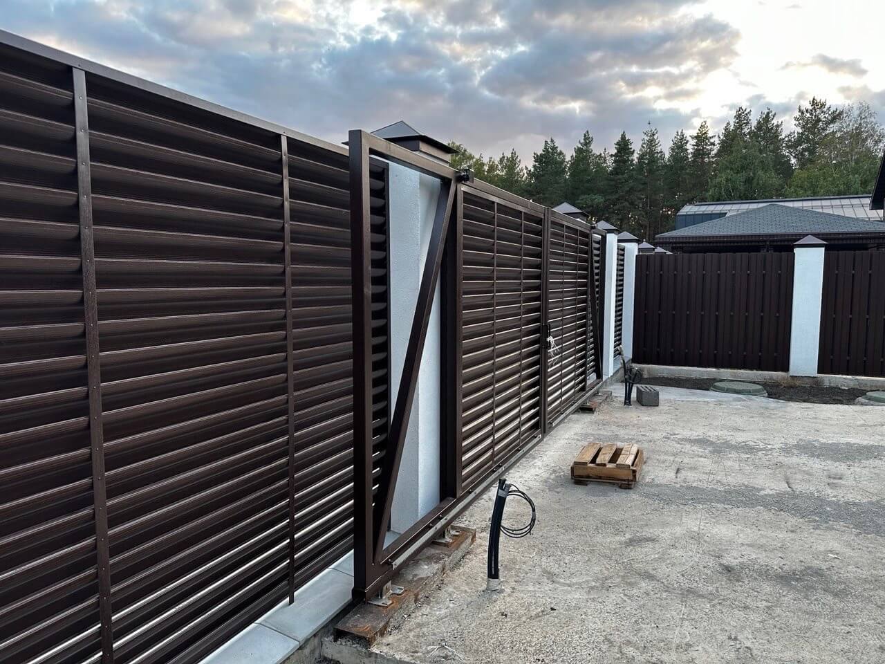 Забор-жалюзи с ламелями еврожалюзи 30м Дуб Мореный Printech фото 2 в Кременкуле