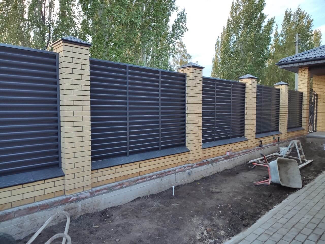 Забор-жалюзи с ламелями Еврожалюзи 16м RAL7024/7024 Серый Графит двусторонний фото 3 в Кременкуле