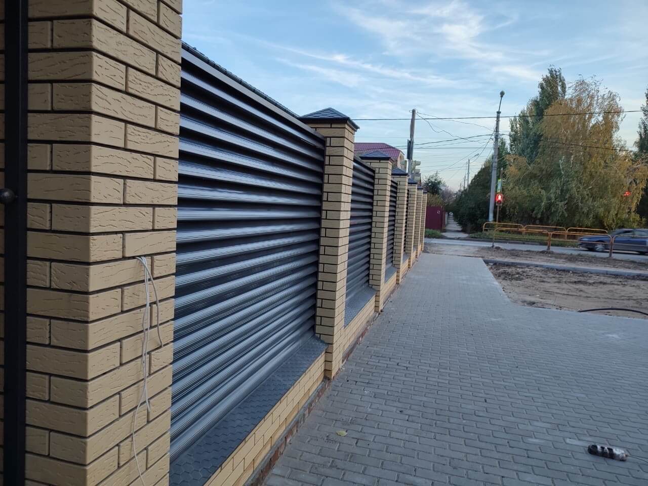 Забор-жалюзи с ламелями Еврожалюзи 16м RAL7024/7024 Серый Графит двусторонний фото 2 в Кременкуле