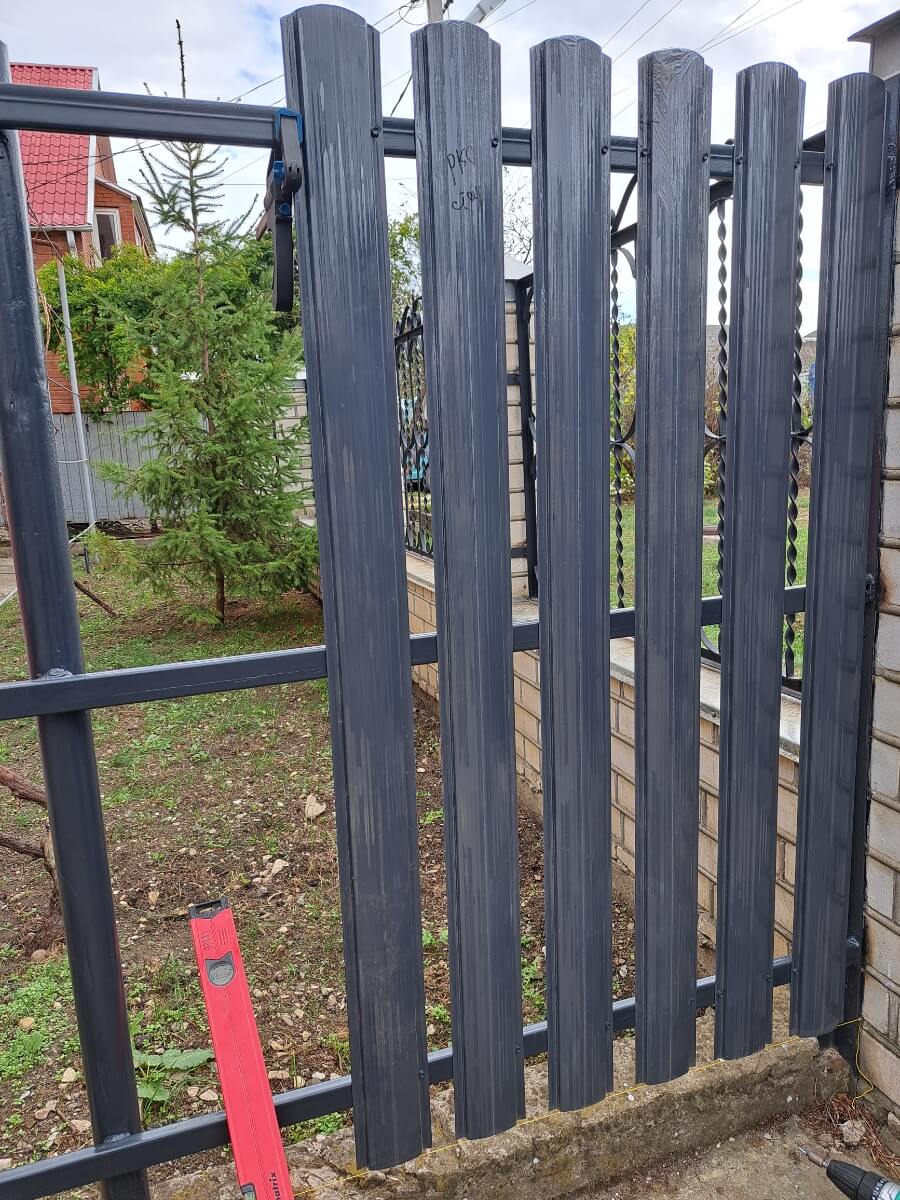 Забор из штакетника 11м RAL7024/7024 Серый Графит двусторонний фото 1 в Кременкуле
