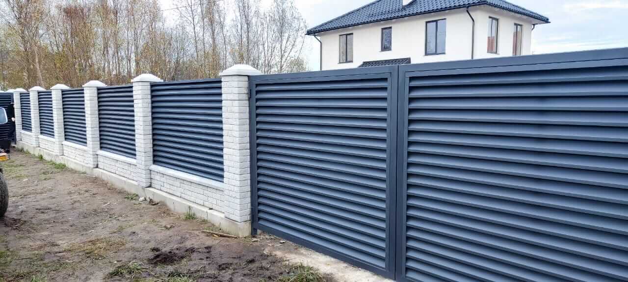 Забор-жалюзи из ламелей ЭКО-Z 32м RAL7024 Серый Графит МАТТЕ фото 5 в Кременкуле