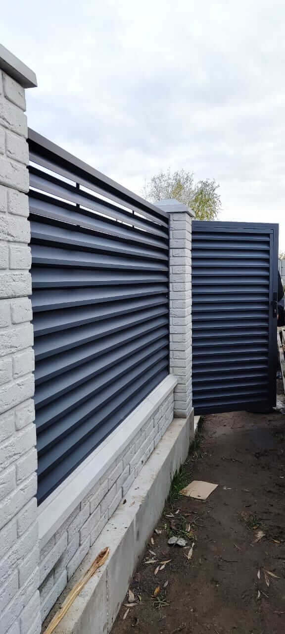 Забор-жалюзи из ламелей ЭКО-Z 32м RAL7024 Серый Графит МАТТЕ фото 4 в Кременкуле