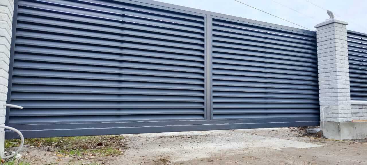 Забор-жалюзи из ламелей ЭКО-Z 32м RAL7024 Серый Графит МАТТЕ фото 3 в Кременкуле