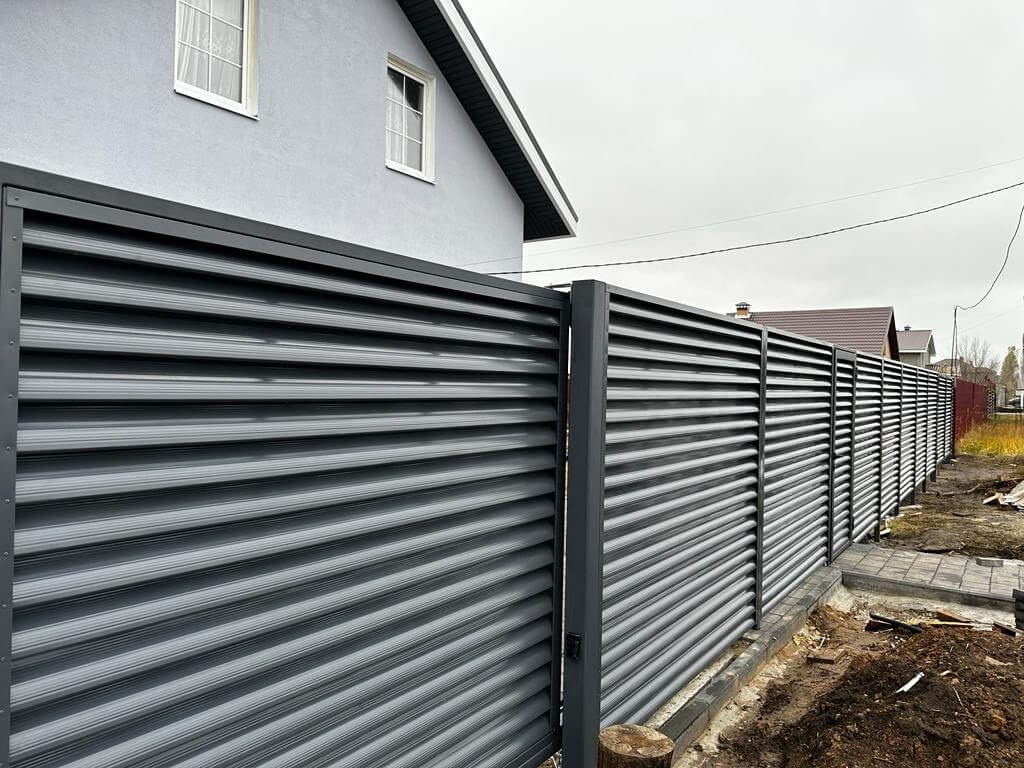 Забор-жалюзи из ламелей Еврожалюзи 28м RAL7024/7024 Серый Графит двусторонний фото 4 в Кременкуле