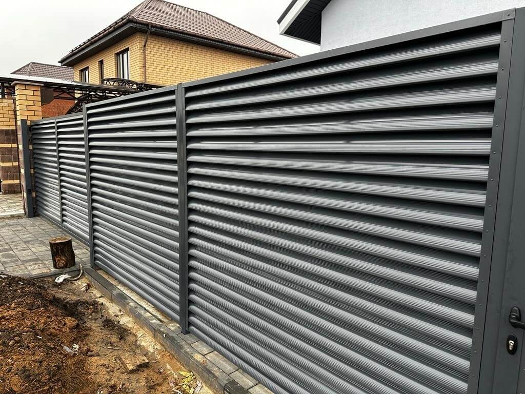 Забор-жалюзи из ламелей Еврожалюзи 28м RAL7024/7024 Серый Графит двусторонний фото 2 в Кременкуле