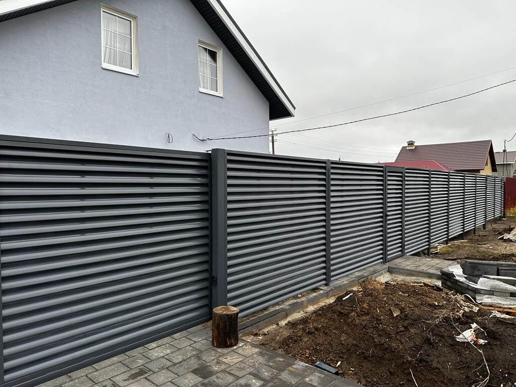 Забор-жалюзи из ламелей Еврожалюзи 28м RAL7024/7024 Серый Графит двусторонний в Кременкуле