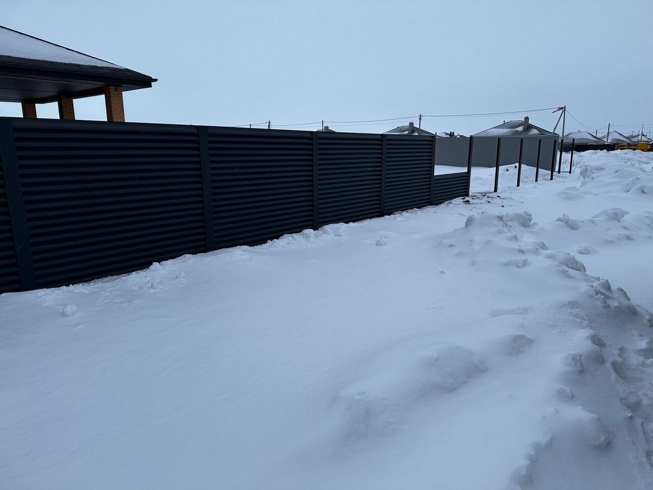 Забор-жалюзи из ламелей еврожалюзи 57м RAL7024 Серый Графит МАТТЕ фото 6 в Кременкуле