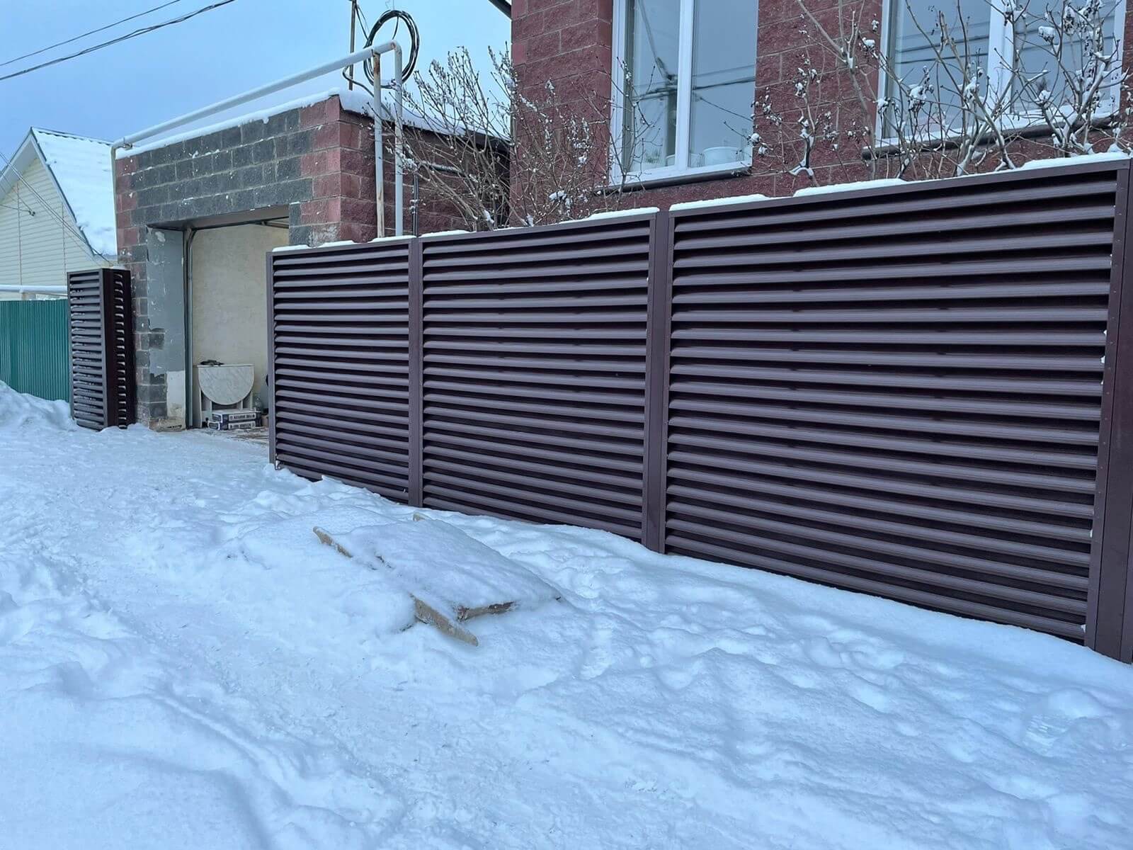 Забор из ламелей еврожалюзи 38м RAL8017/8017 Шоколад двусторонний фото 5 в Кременкуле
