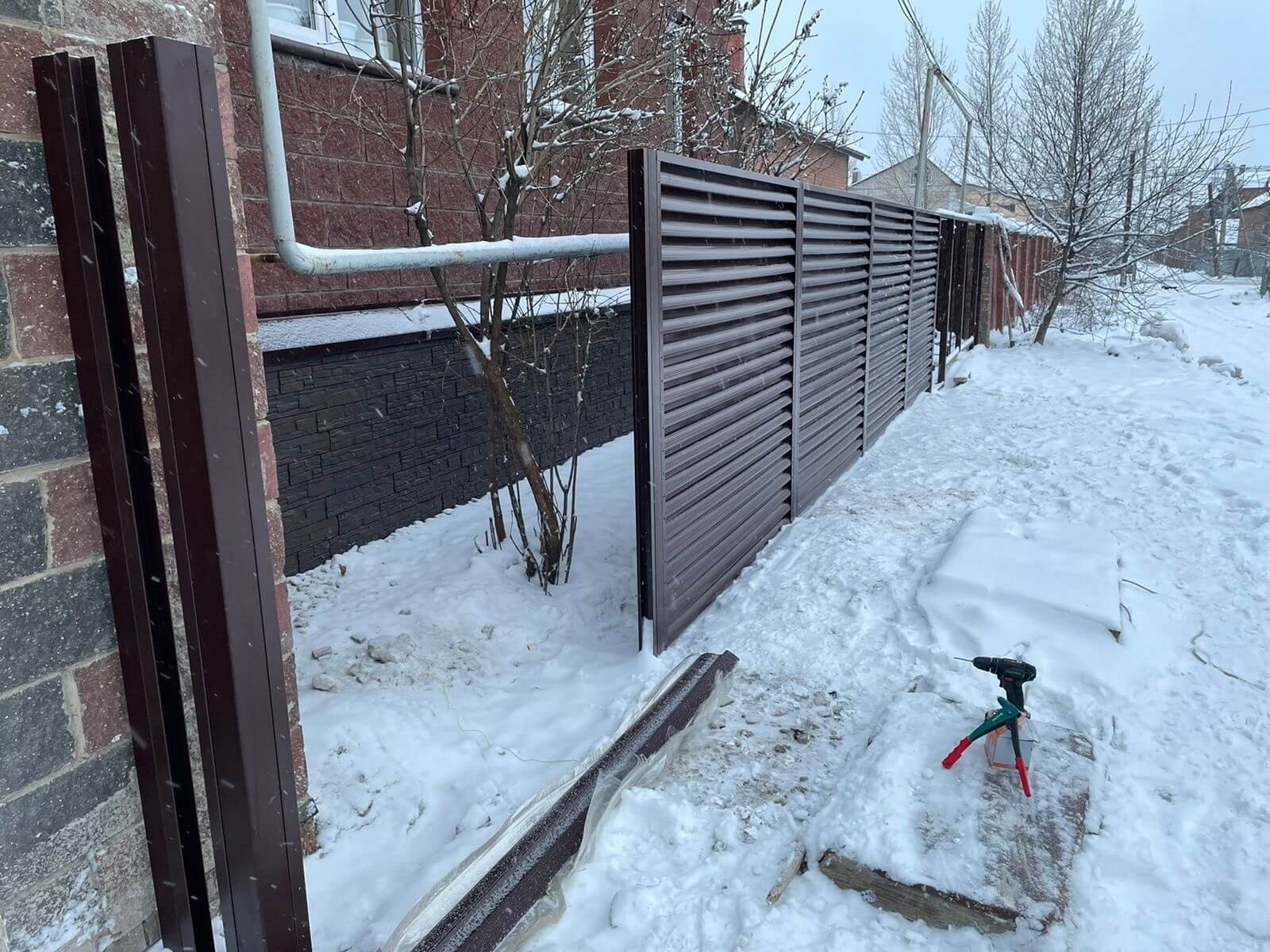 Забор из ламелей еврожалюзи 38м RAL8017/8017 Шоколад двусторонний фото 4 в Кременкуле
