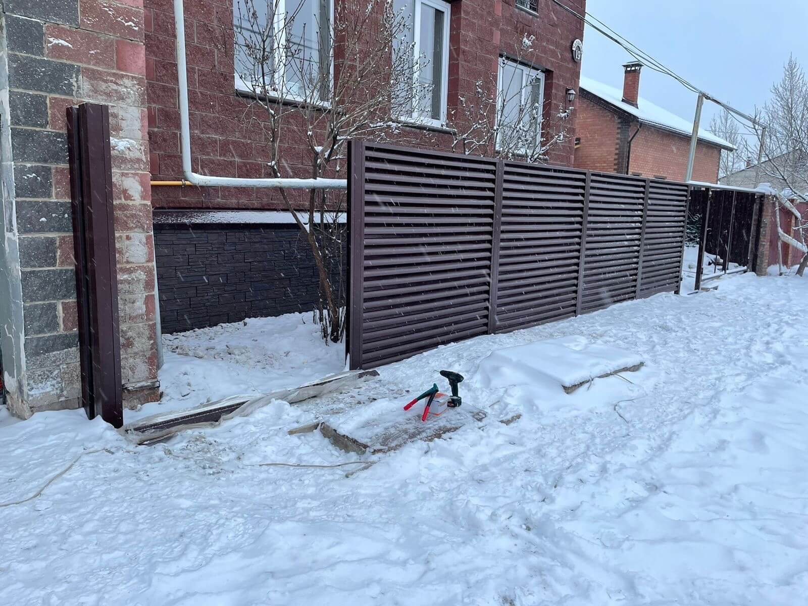 Забор из ламелей еврожалюзи 38м RAL8017/8017 Шоколад двусторонний фото 3 в Кременкуле