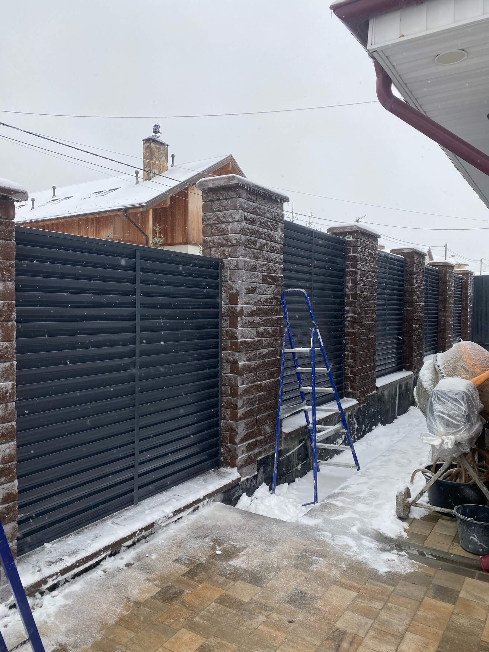 Забор-жалюзи из ламелей ЭКО-Z 44м RAL7024/7024 Серый Графит двусторонний фото 3 в Кременкуле