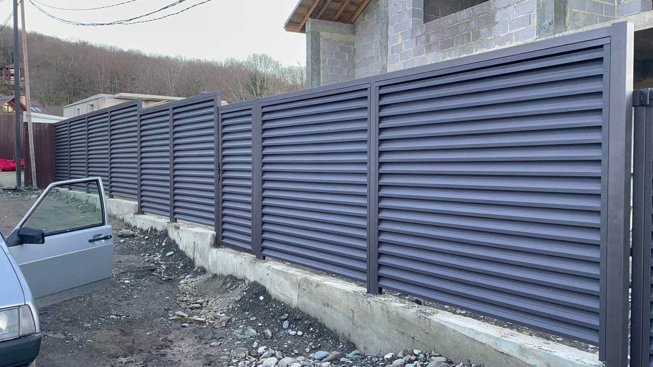 Забор-жалюзи из ламелей ЭКО-Z 54м RAL8019/8019 Темный Шоколад двусторонний в Кременкуле