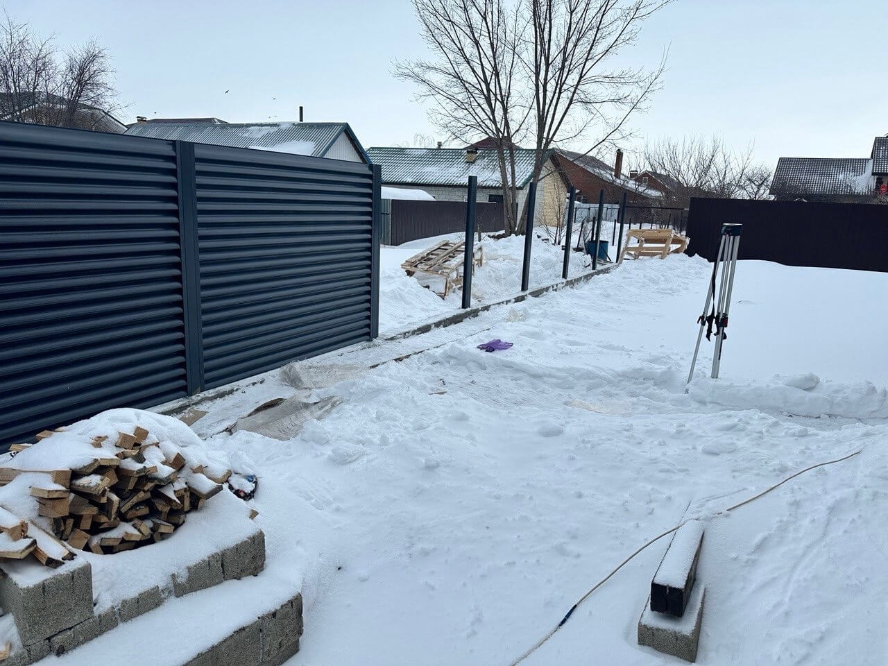 Забор-жалюзи из ламелей Еврожалюзи 32м RAL7024/7024 Серый Графит двусторонний фото 3 в Кременкуле