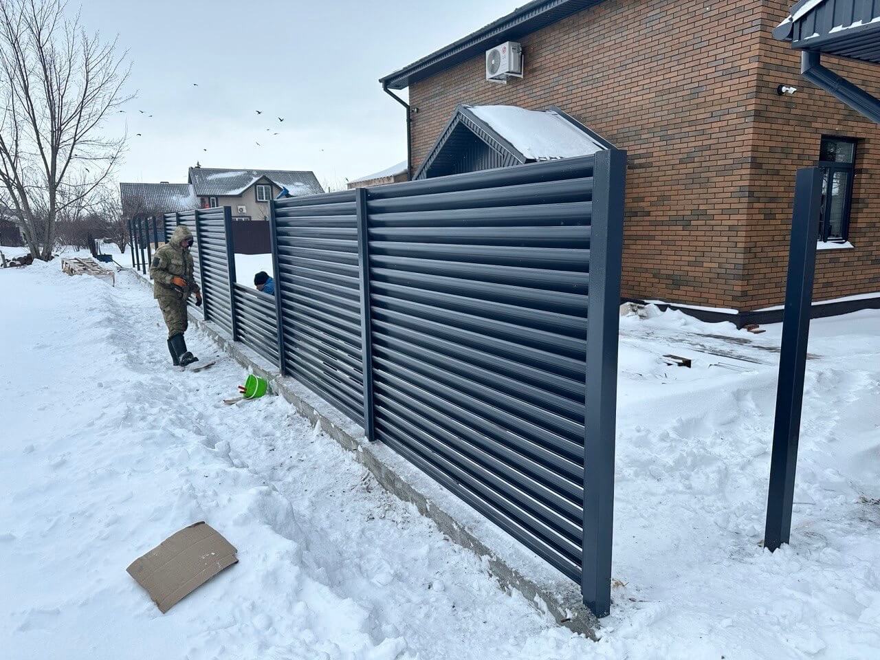 Забор-жалюзи из ламелей Еврожалюзи 32м RAL7024/7024 Серый Графит двусторонний фото 2 в Кременкуле