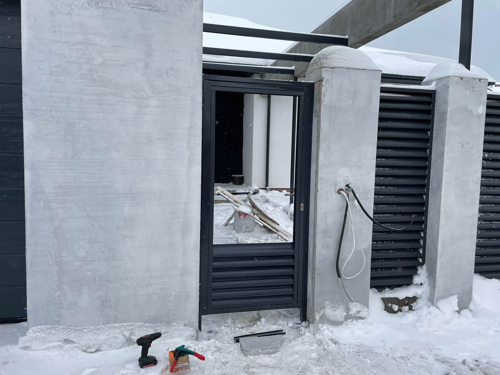 Забор из ламелей еврожалюзи 28м RAL7024/7024 Серый Графит двусторонний фото 2 в Кременкуле