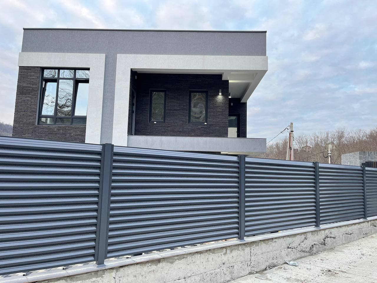 Забор-жалюзи из ламелей ЭКО-Z усиленных RAL7024/7024 Серый Графит двусторонний в Кременкуле