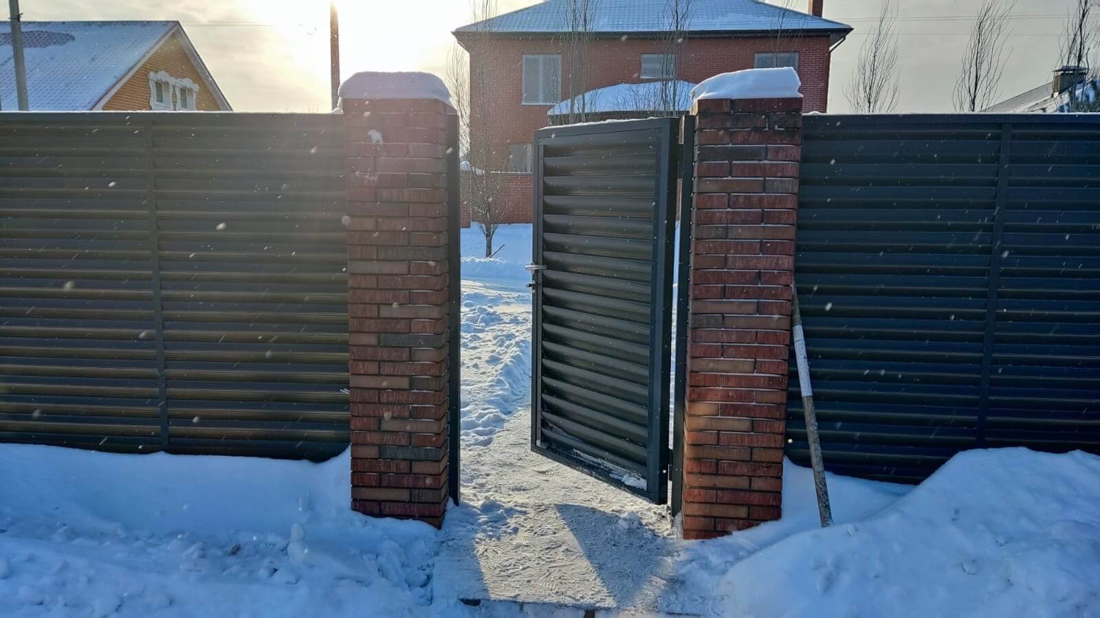 Забор-жалюзи с ламелями еврожалюзи 34м RAL7024/7024 Серый Графит двусторонний фото 3 в Кременкуле