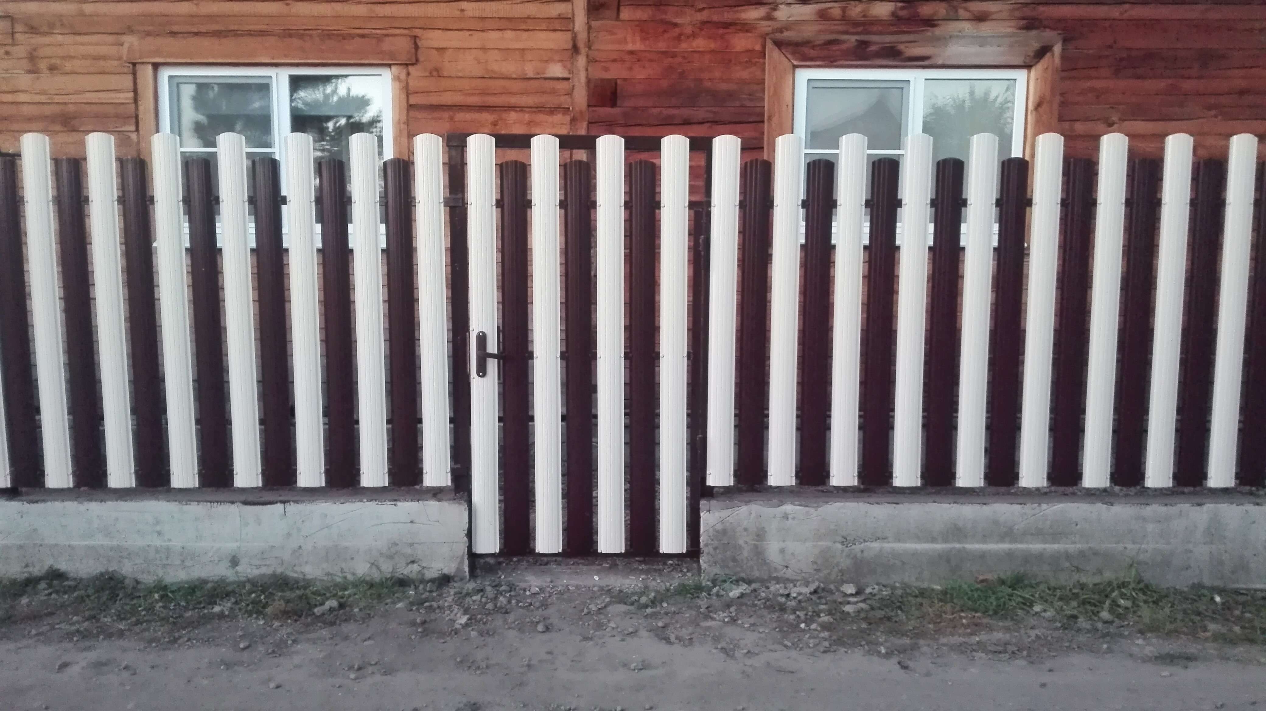 Двухцветный забор из евроштакетника 14м RAL8017 Шоколад + RAL9003 Белый в Кременкуле