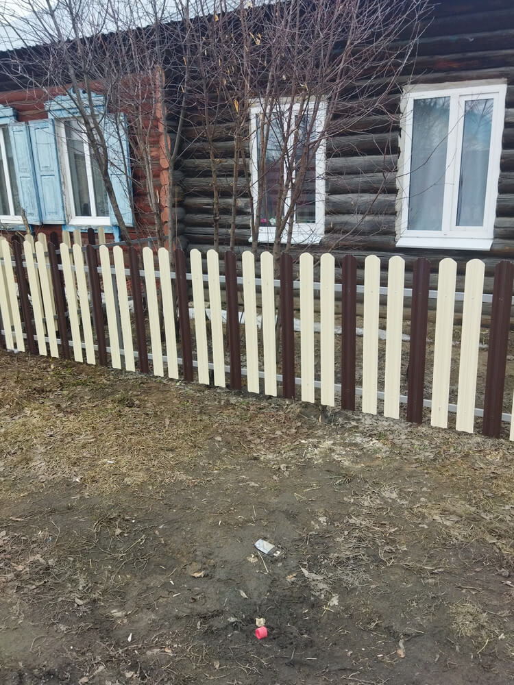 Забор из штакетника ЭКО-М 12м RAL1015/1015 Слоновая Кость двусторонний, RAL8017/8017 Шоколад двусторонний в Кременкуле