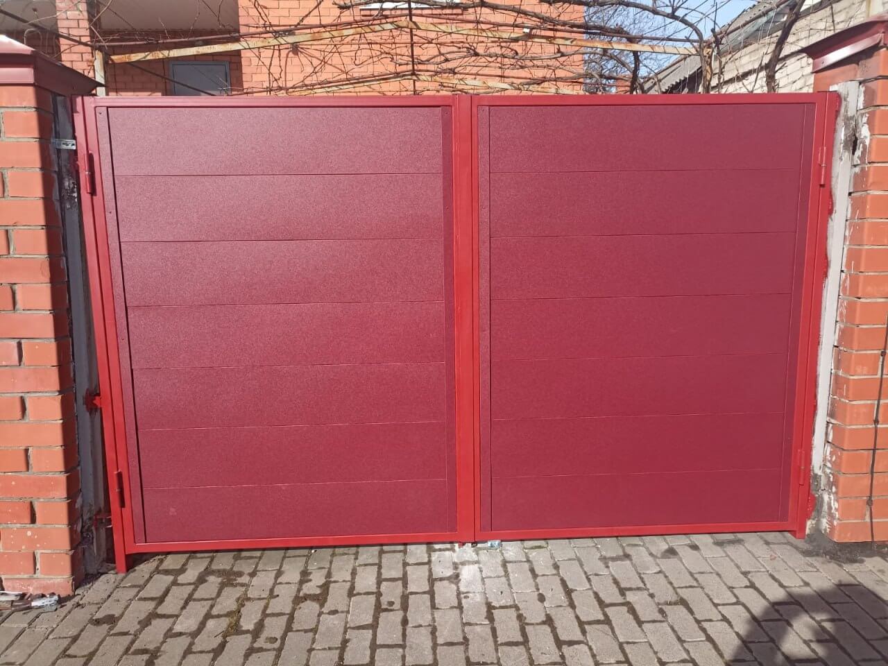 Ворота и калитка из металлопланкена 4м RAL3005 Красное Вино, Стальной Бархат фото 1 в Кременкуле