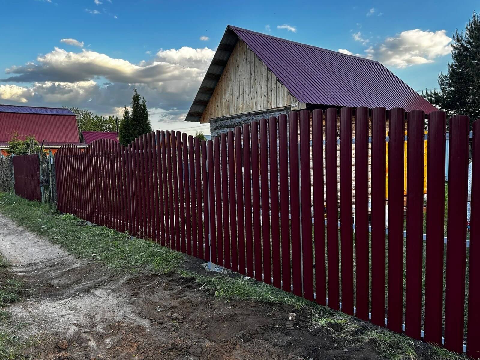 Забор из евроштакетника 28м RAL3005 Красное Вино фото 4 в Кременкуле